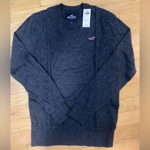 Size small, never worn grey men’s Hollister sweater